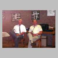 080-2407 19. Treffen vom 3.-5. September 2004 in Loehne - Zwei -Spanner- beobachten das Treiben auf der Tanzflaeche mit der Kamera.JPG